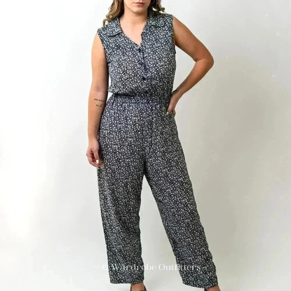 Black & White Ditsy Floral Collared Sleeveless Romper - Picture 2 of 8